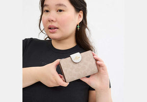 Medium Corner Zip Wallet In Signature Canvas - Gold/Sand/Chalk