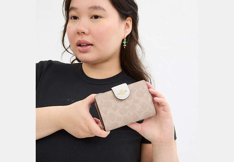 Medium Corner Zip Wallet In Signature Canvas - Gold/Sand/Chalk