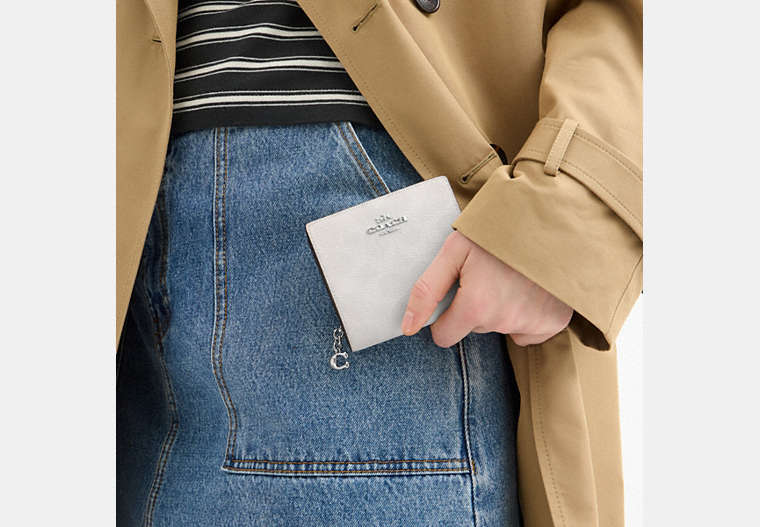 Snap Wallet In Signature Chenille - Silver/White/Chalk